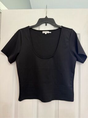 Good American Black Scoop Neck Short Sleeve Top